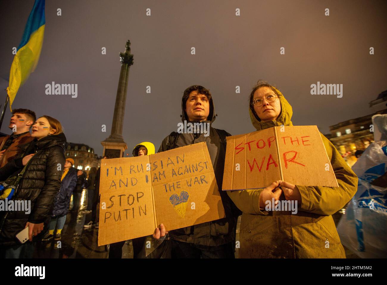 London, England, Großbritannien. 1. März 2022. Ukrainische Demonstranten demonstrieren auf dem Trafalgar Square gegen die russische Invasion ihres Landes. (Bild: © Tayfun Salci/ZUMA Press Wire) Stockfoto