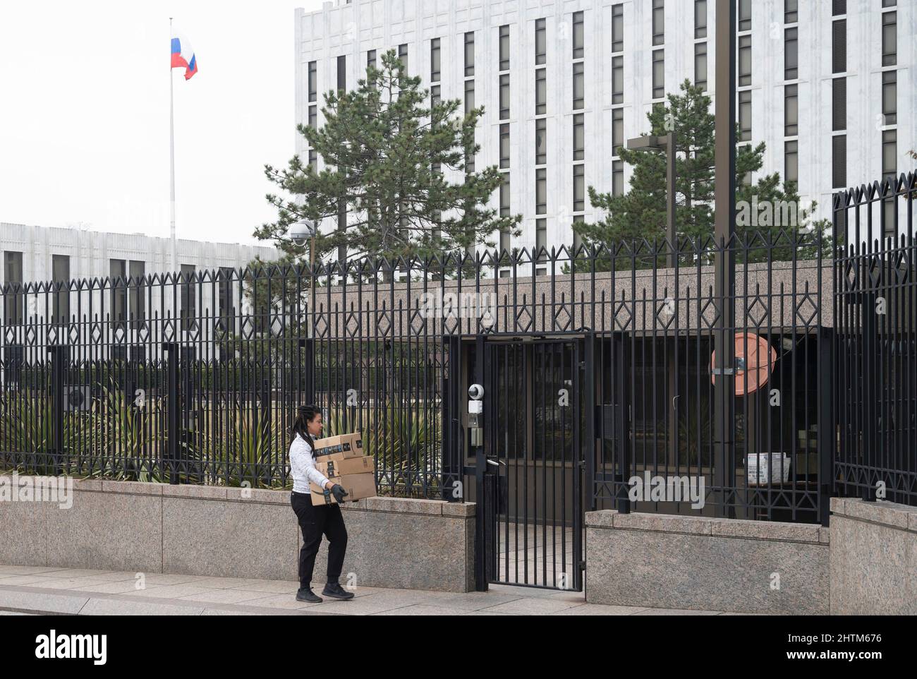 Washington DC, März 1: Pakete von Amazon werden an die russische Botschaft in Washington DC geliefert. Demonstranten halten Mahnwachen vor der russischen Botschaft ab, um gegen den anhaltenden Angriff des russischen Militärs auf die Ukraine zu protestieren. 1. März 2022. Quelle: Patsy Lynch/MediaPunch Stockfoto