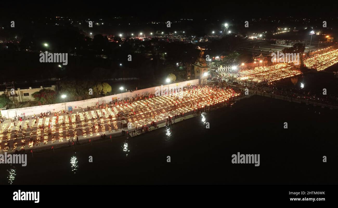 Ujjain, Indien. 01. März 2022. (ANMERKUNG DER REDAKTION: Aufnahme mit einer Drohne) Luftaufnahme von irdenen Lampen, die von den Anhängern am Ufer des heiligen Flusses Kshipra beleuchtet werden, um einen neuen Weltrekord bei der Beleuchtung von 2,1million Lampen anlässlich des Maha Shivratri Festivals zu stellen. Die Regierung des Staates Madhya Pradesh versucht, einen neuen Rekord im Guinness-Buch zu erreichen, indem sie in der heiligen Stadt 2,1 Millionen irdenen Lampen zünden, die den früheren Rekord von 9, 45.600 Lampen in Ayodhya anlässlich von Diwali brechen. Kredit: SOPA Images Limited/Alamy Live Nachrichten Stockfoto