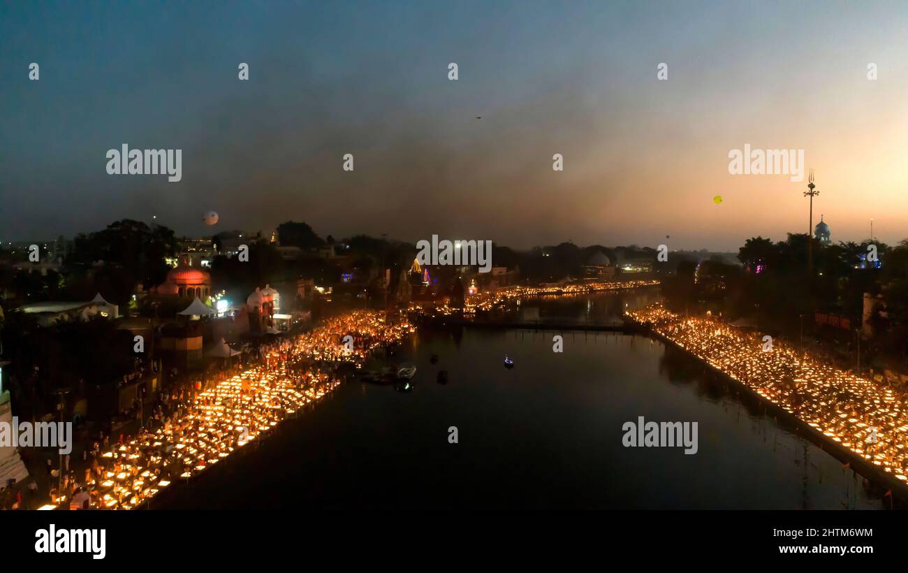 Ujjain, Indien. 01. März 2022. (ANMERKUNG DER REDAKTION: Aufnahme mit einer Drohne) Luftaufnahme von irdenen Lampen, die von den Anhängern am Ufer des heiligen Flusses Kshipra beleuchtet werden, um einen neuen Weltrekord bei der Beleuchtung von 2,1million Lampen anlässlich des Maha Shivratri Festivals zu stellen. Die Regierung des Staates Madhya Pradesh versucht, einen neuen Rekord im Guinness-Buch zu erreichen, indem sie in der heiligen Stadt 2,1 Millionen irdenen Lampen zünden, die den früheren Rekord von 9, 45.600 Lampen in Ayodhya anlässlich von Diwali brechen. Kredit: SOPA Images Limited/Alamy Live Nachrichten Stockfoto