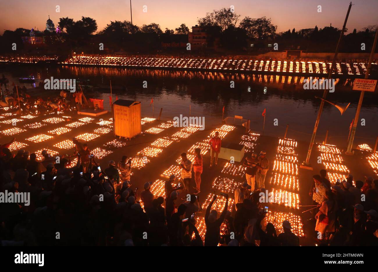 Ujjain, Indien. 01. März 2022. Eifrige Anhänger zünden Lampen an den Ufern des heiligen Flusses Kshipra an, um einen neuen Weltrekord bei der Beleuchtung von 2,1million Lampen anlässlich des Maha Shivratri Festivals zu stellen. Die Regierung des Staates Madhya Pradesh versucht, einen neuen Rekord im Guinness-Buch zu erreichen, indem sie in der heiligen Stadt 2,1 Millionen irdenen Lampen zünden, die den früheren Rekord von 9, 45.600 Lampen in Ayodhya anlässlich von Diwali brechen. Kredit: SOPA Images Limited/Alamy Live Nachrichten Stockfoto