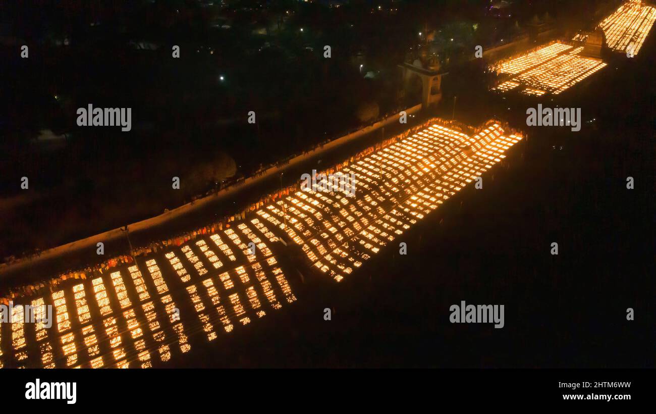 Ujjain, Indien. 01. März 2022. (ANMERKUNG DER REDAKTION: Aufnahme mit einer Drohne) Luftaufnahme von irdenen Lampen, die von den Anhängern am Ufer des heiligen Flusses Kshipra beleuchtet werden, um einen neuen Weltrekord bei der Beleuchtung von 2,1million Lampen anlässlich des Maha Shivratri Festivals zu stellen. Die Regierung des Staates Madhya Pradesh versucht, einen neuen Rekord im Guinness-Buch zu erreichen, indem sie in der heiligen Stadt 2,1 Millionen irdenen Lampen zünden, die den früheren Rekord von 9, 45.600 Lampen in Ayodhya anlässlich von Diwali brechen. Kredit: SOPA Images Limited/Alamy Live Nachrichten Stockfoto
