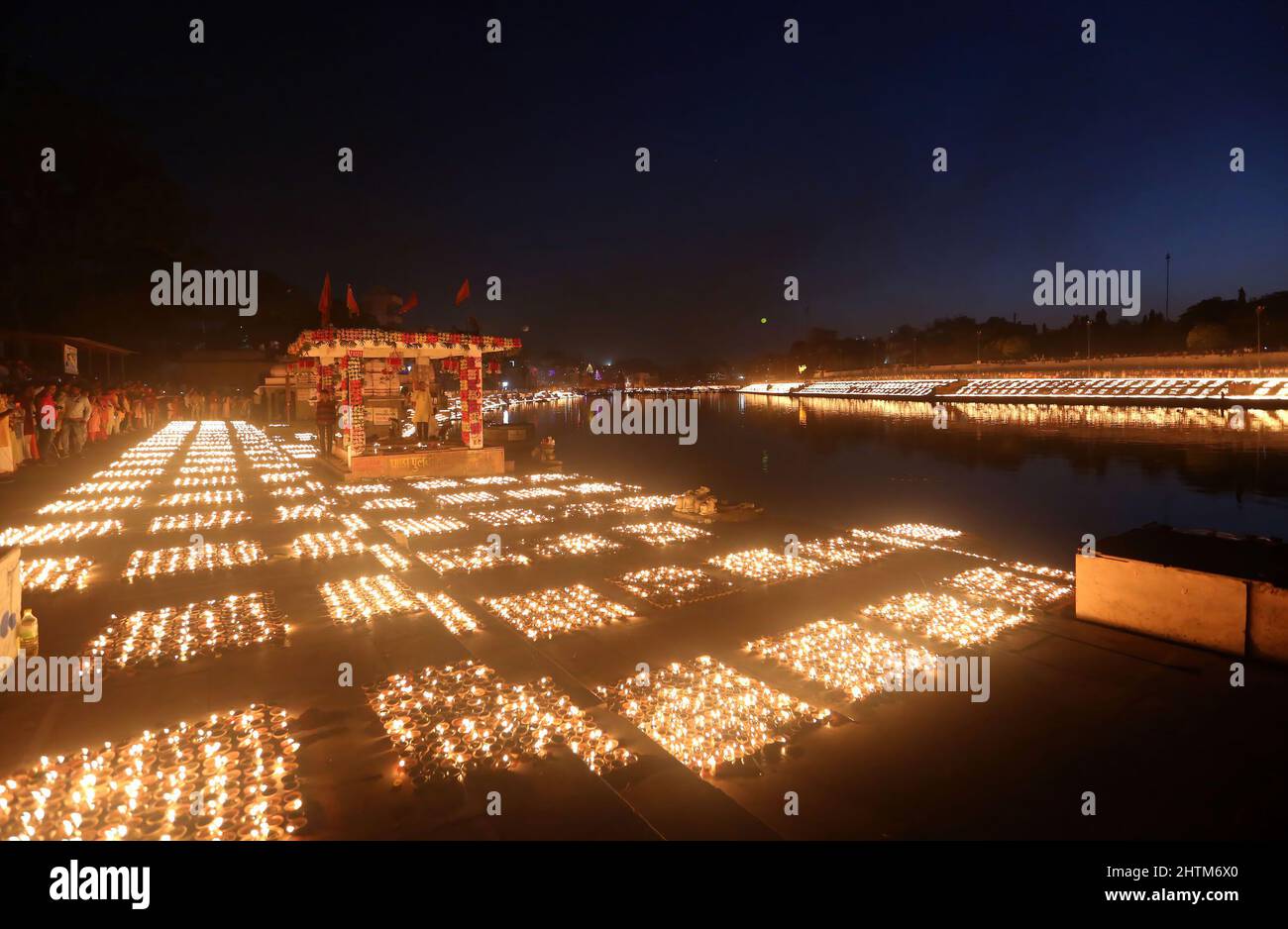 Ujjain, Indien. 01. März 2022. Erdene Lampen, die von den Anhängern am Ufer des heiligen Flusses Kshipra angezündet werden, um einen neuen Weltrekord bei der Beleuchtung von 2,1million Lampen anlässlich des Maha Shivratri Festivals zu stellen. Die Regierung des Staates Madhya Pradesh versucht, einen neuen Rekord im Guinness-Buch zu erreichen, indem sie in der heiligen Stadt 2,1 Millionen irdenen Lampen zünden, die den früheren Rekord von 9, 45.600 Lampen in Ayodhya anlässlich von Diwali brechen. Kredit: SOPA Images Limited/Alamy Live Nachrichten Stockfoto