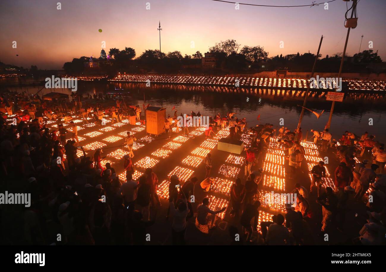 Ujjain, Indien. 01. März 2022. Eifrige Anhänger zünden Lampen an den Ufern des heiligen Flusses Kshipra an, um einen neuen Weltrekord bei der Beleuchtung von 2,1million Lampen anlässlich des Maha Shivratri Festivals zu stellen. Die Regierung des Staates Madhya Pradesh versucht, einen neuen Rekord im Guinness-Buch zu erreichen, indem sie in der heiligen Stadt 2,1 Millionen irdenen Lampen zünden, die den früheren Rekord von 9, 45.600 Lampen in Ayodhya anlässlich von Diwali brechen. Kredit: SOPA Images Limited/Alamy Live Nachrichten Stockfoto