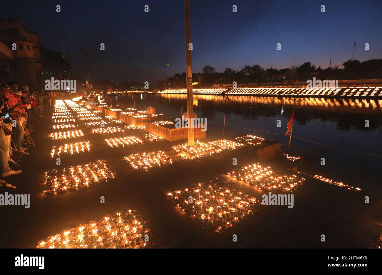 Ujjain, Indien. 01. März 2022. Erdene Lampen, die von den Anhängern am Ufer des heiligen Flusses Kshipra angezündet werden, um einen neuen Weltrekord bei der Beleuchtung von 2,1million Lampen anlässlich des Maha Shivratri Festivals zu stellen. Die Regierung des Staates Madhya Pradesh versucht, einen neuen Rekord im Guinness-Buch zu erreichen, indem sie in der heiligen Stadt 2,1 Millionen irdenen Lampen zünden, die den früheren Rekord von 9, 45.600 Lampen in Ayodhya anlässlich von Diwali brechen. Kredit: SOPA Images Limited/Alamy Live Nachrichten Stockfoto