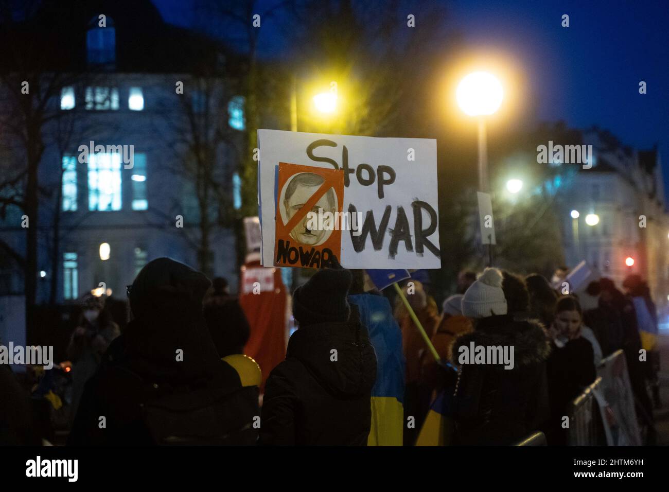 München, Deutschland. 01. März 2022. Teilnehmer mit Unterschrift. Am 1.. März 2022 versammelten sich rund 120 Menschen auf dem Europaplatz in München, um ihre Solidarität mit der Ukraine zu zeigen. Die Demonstranten forderten den sofortigen Abzug der russischen Truppen, eine politische Lösung des Konflikts, die Unterstützung der deutschen Regierung und sofortige Sanktionen gegen Russland. (Foto: Alexander Pohl/Sipa USA) Quelle: SIPA USA/Alamy Live News Stockfoto