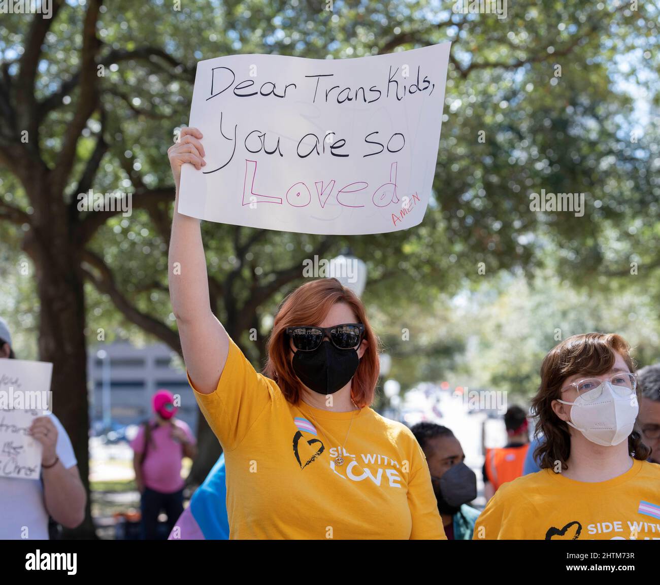 Austin, Usa. 01. März 2022. Transgender-Jugendliche aus Texas, ihre Angehörigen und Familien versammeln sich im State Capitol in Austin und prangern die Anweisung von Gouverneur Greg Abbott an staatliche Gesundheitsbehörden an, die geschlechterbejahende Versorgung von Transgender-Jugendlichen als Kindesmissbrauch zu untersuchen. Dies kommt, nachdem der Landesgesetzgeber Transgender-Schüler in sportlichen Aktivitäten eingeschränkt hat. Viele lizenzierte Gesundheitsdienstleister haben die Richtlinie des Gouverneurs zurückgedrängt. Kredit: Bob Daemmrich/Alamy Live Nachrichten Stockfoto