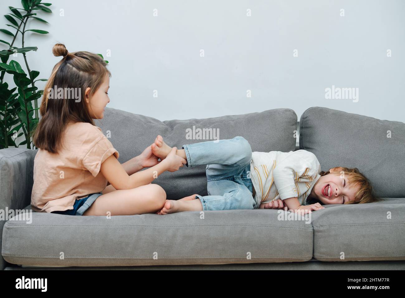 щекотка мальчика. девочка щекочет мальчика. щекотка девочки подростка на диване. щекотка девочек. щекотать ребенка.