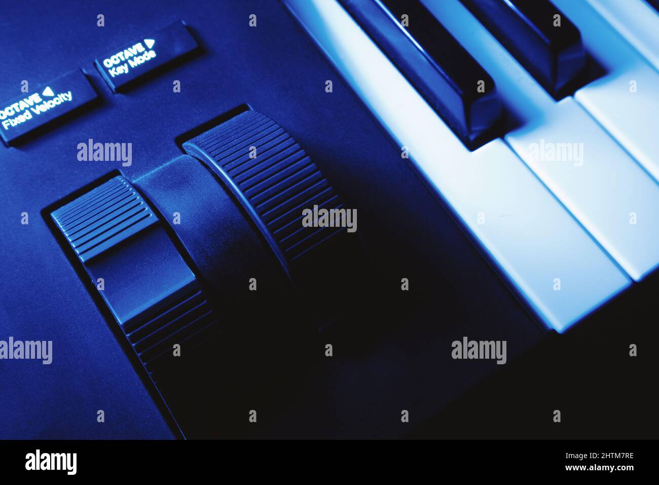 Nahaufnahme der Tonhöhe und Modulationsräder eines modernen Synthesizers. Stockfoto