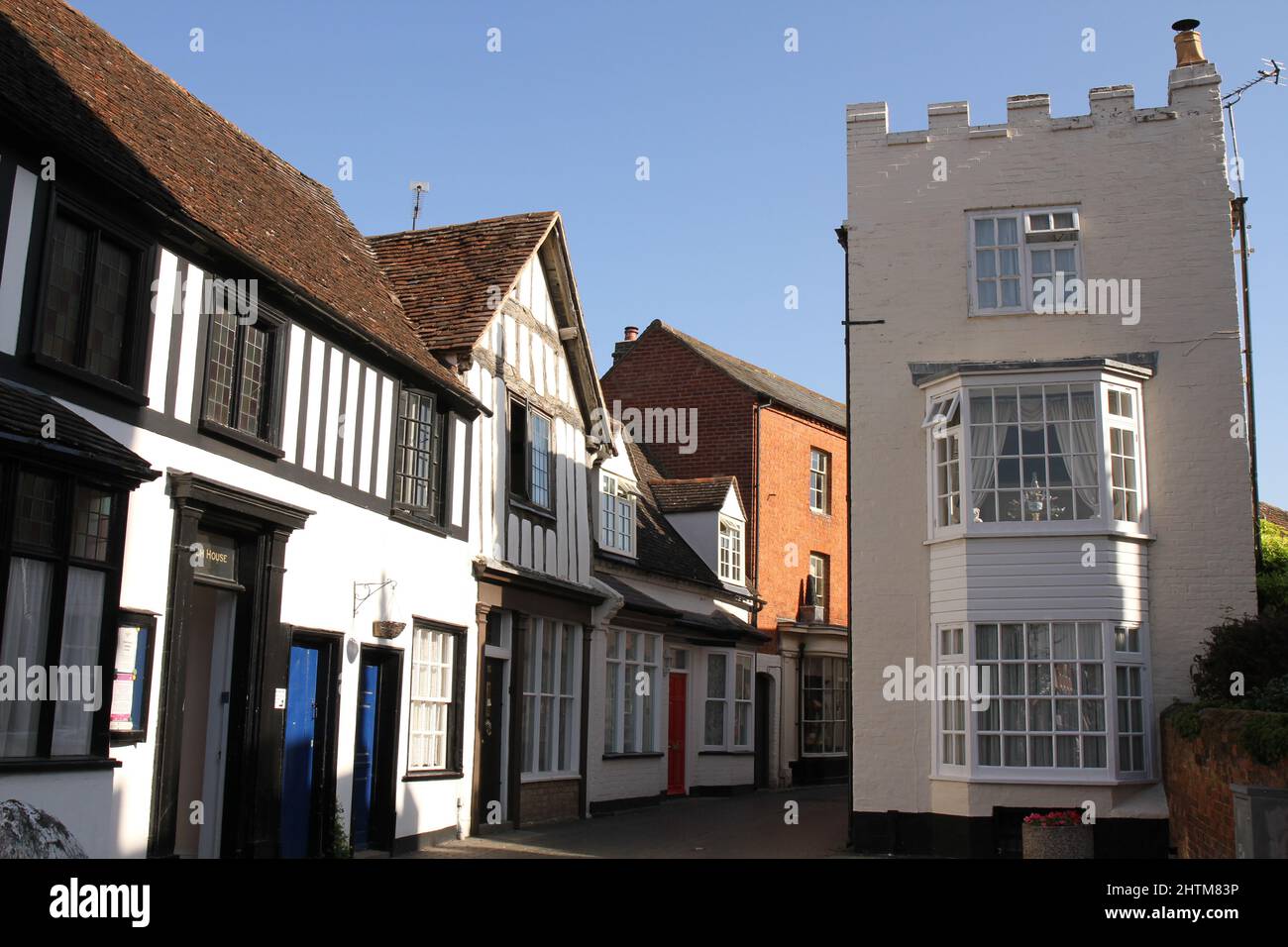 Im Sommer in Shakespeare-Land wurden in verschiedenen Stilrichtungen Häuser aus der Zeit der Zeit gebaut. Butter Street, Alcester, Warwickshire, Großbritannien. Stockfoto