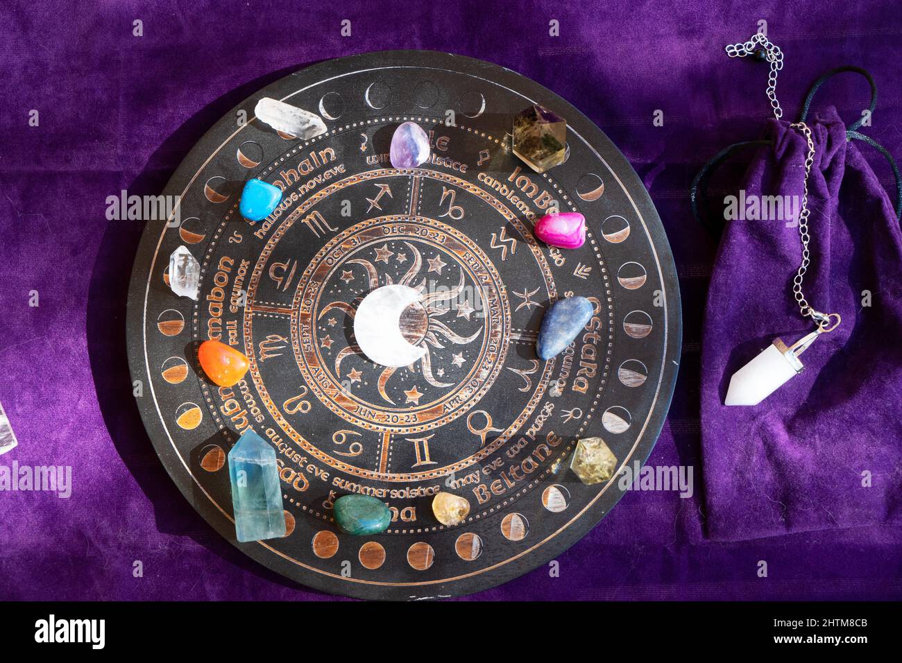 Heilende Kristalle auf braunem Hintergrund Stockfoto