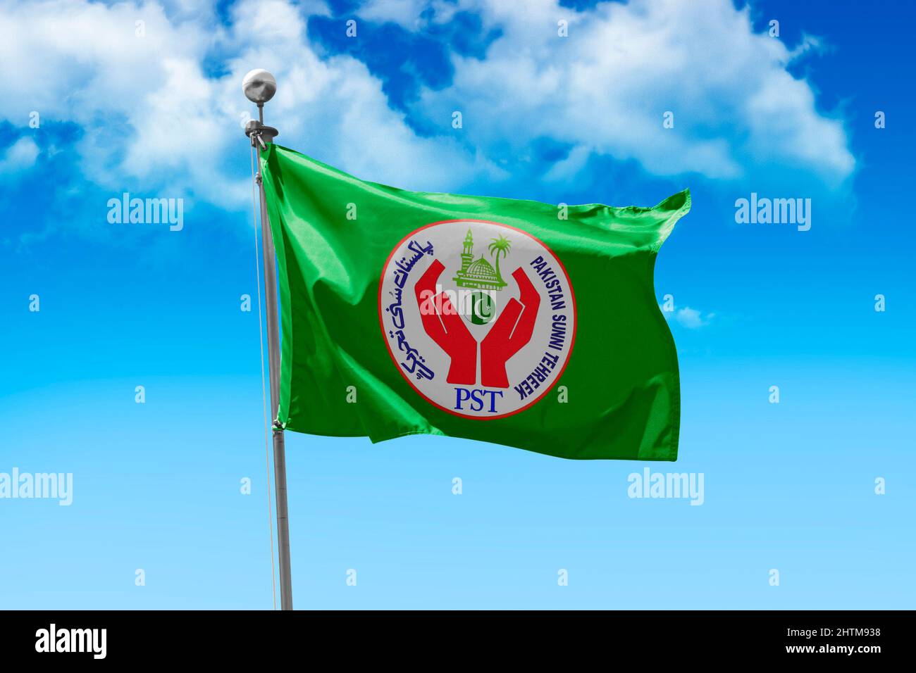 Religionen politische Partei Pakistan Sunnite tehreek winkt Flagge am Himmel Stockfoto