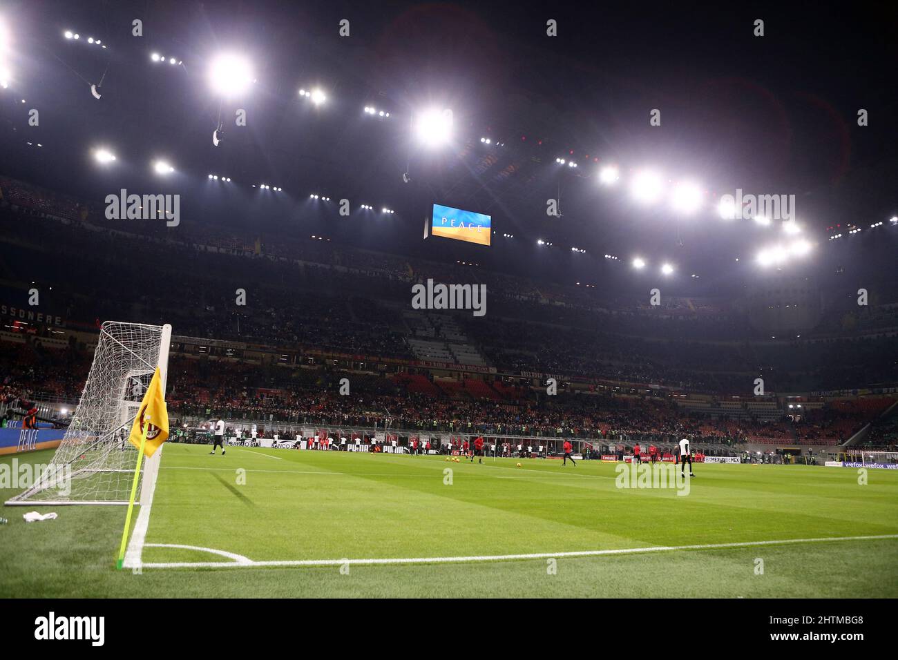 Mailand, Italien. Am 1. März 2022 zeigt der LED-Bildschirm im Stadion eine ukrainische Flagge, um Frieden und Sympathie mit der Ukraine vor dem Halbfinalspiel der ersten Etappe zwischen AC Mailand und dem FC Internazionale im Stadio Giuseppe Meazza am 1. März 2022 in Mailand, Italien, anzuzeigen. Quelle: Marco Canoniero/Alamy Live News Stockfoto