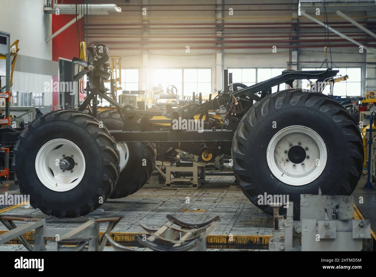 Herstellung von Traktoren oder Harvester. Fabrik mit Produktionslinie von landwirtschaftlichen Maschinen. Stockfoto
