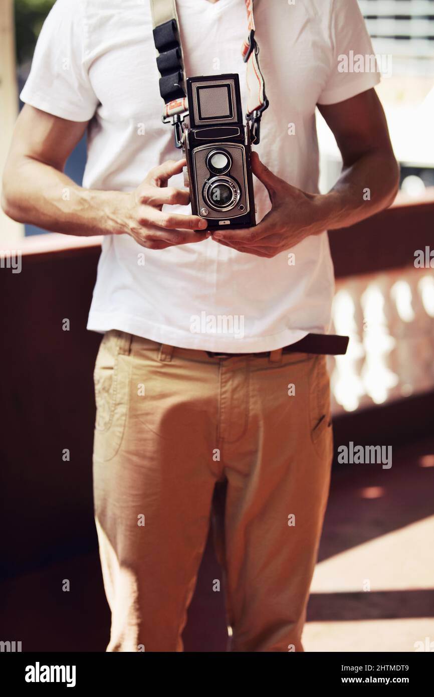 Es mag Vintage sein, aber Klassiker werden nie alt. Junger männlicher Fotograf in der Stadt mit einer Vintage-Kamera. Stockfoto Es mag Vintage sein, aber Klassiker werden nie alt. Junger männlicher Fotograf in der Stadt mit einer Vintage-Kamera. Stockfoto