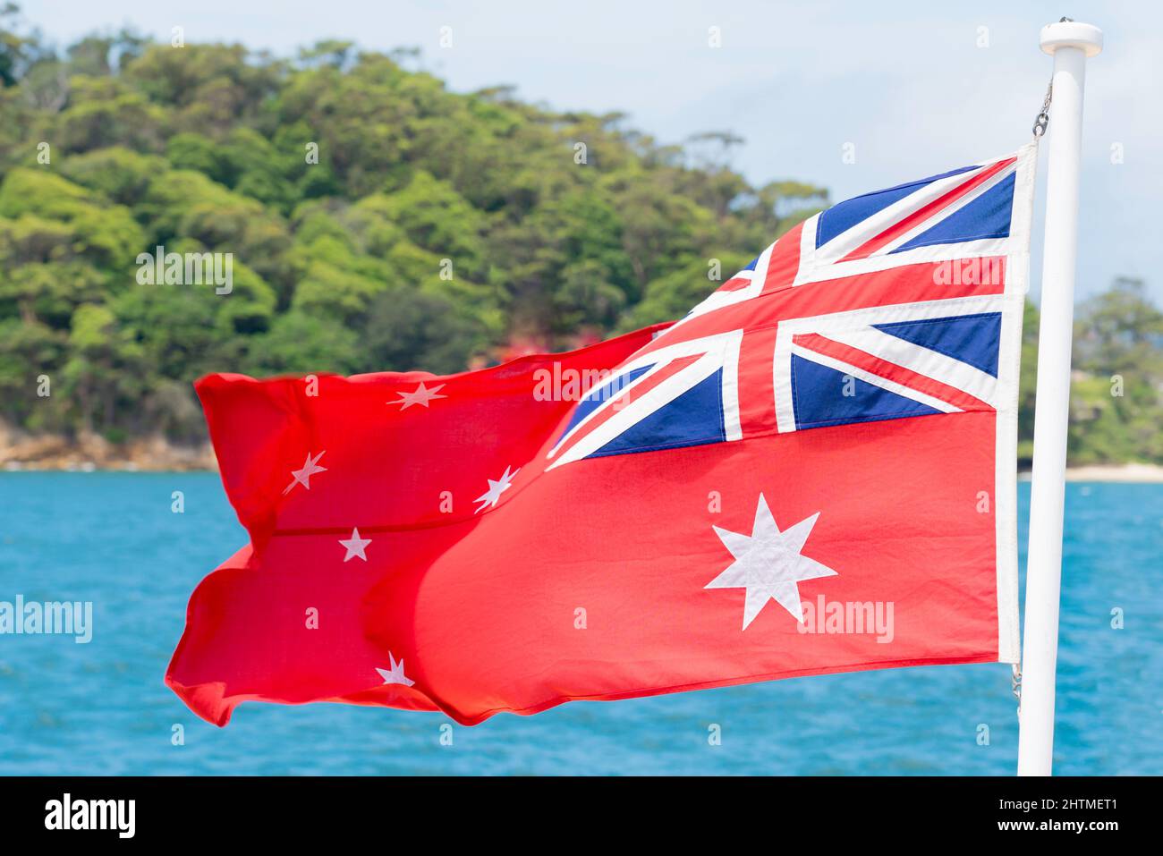 Die australische Rote Flagge ist die Flagge, die von der australischen Handelsmarine verwendet wird, im Unterschied zur australischen Nationalflagge, die von der Bundesanstalt verwendet wird Stockfoto