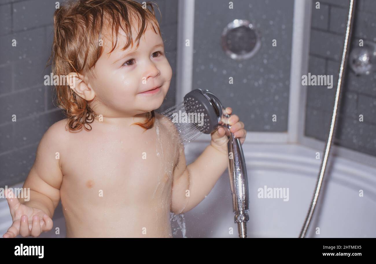 Baby Duschen. Porträt des Kindes Baden in einem Bad mit Schaum. Lustige  Kinder Gesicht Nahaufnahme. Kinder baden unter der Dusche Stockfotografie -  Alamy