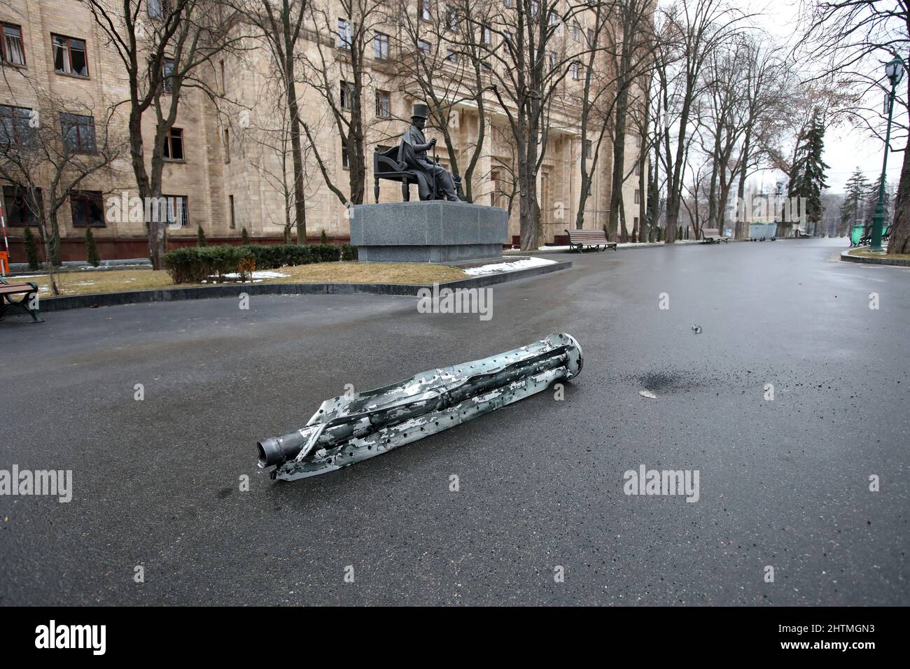 CHARKIW, UKRAINE - 1. MÄRZ 2022 - die Überreste einer Rakete, die am Dienstag, 1. März, von russischen Eindringlingen gestartet wurde, liegen auf dem Boden im Zentrum von Charkiw, im Nordosten der Ukraine. Stockfoto