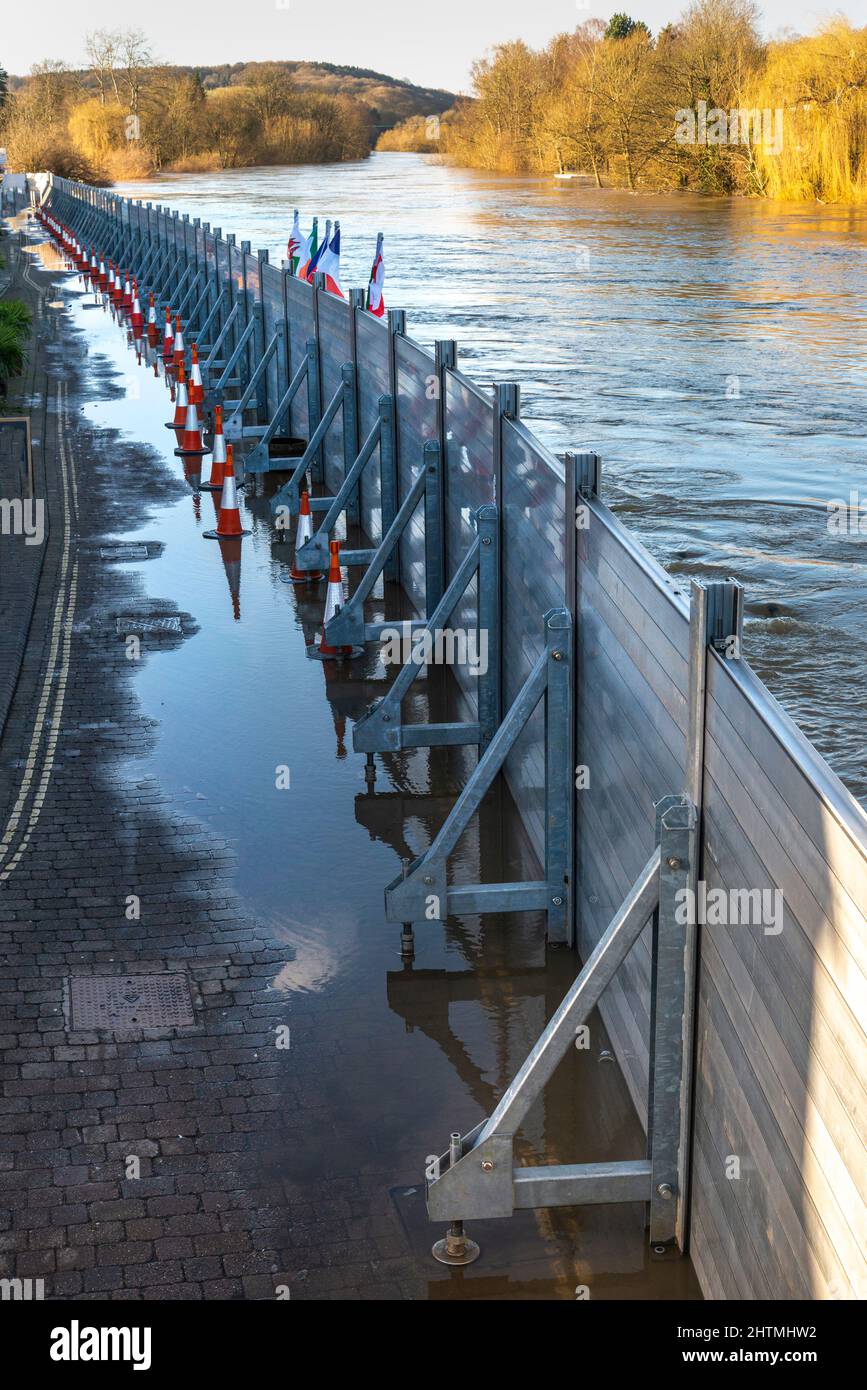 Aufgrund des Klimawandels und der globalen Erwärmung wurden Notüberflutungsabwehrsysteme zum Schutz von Häusern und Unternehmen in der Nähe des Flusses severn, der Ströme von W Stockfoto