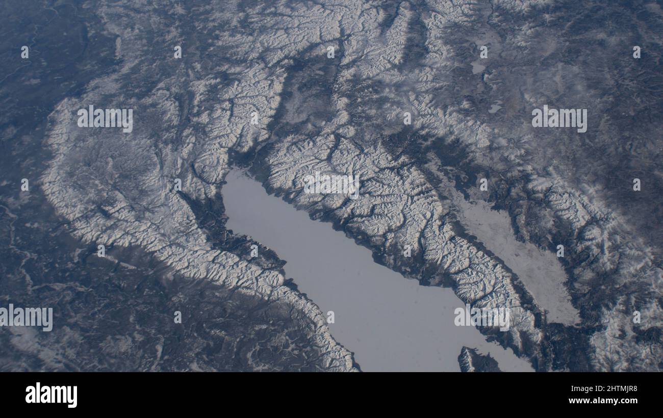 Internationale Raumstation, ERDORBIT. 13. Februar 2022. Die eisige, nördliche Spitze des Baikalsees in Russland ist von 261 Meilen oben abgebildet, als die Internationale Raumstation nördlich der mongolischen Grenze am 13. Februar 2022 von der Erdumlaufbahn aus umkreist wurde. Stockfoto