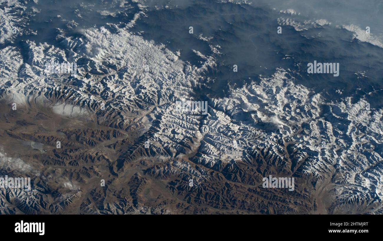 Internationale Raumstation, ERDORBIT. 12. Februar 2022. Blick auf Mt. Everest, Mitte rechts, wie er auf diesem Foto von der Internationalen Raumstation, während er 258 Meilen über Südwestchina umkreiste, am 12. Februar 2022 in Earth Orbit, den Gipfel über dem Himalaya erreicht Stockfoto