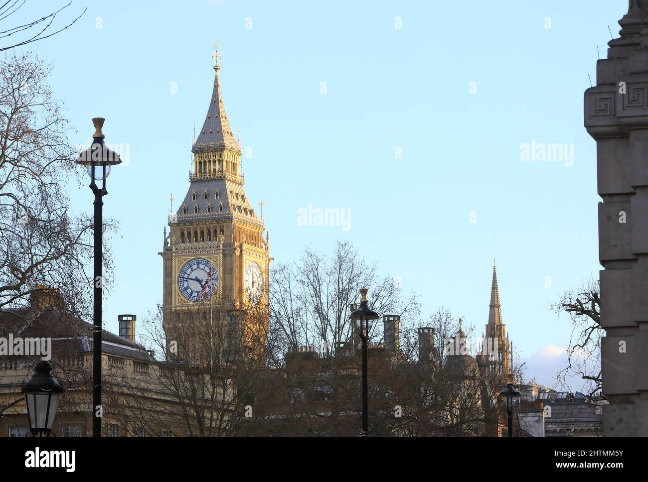 Big Ben, der gerade nach der Renovierung enthüllt wurde und sauber war, aus Whitehall, bei Wintersonne im Februar 2022, London, Großbritannien Stockfoto