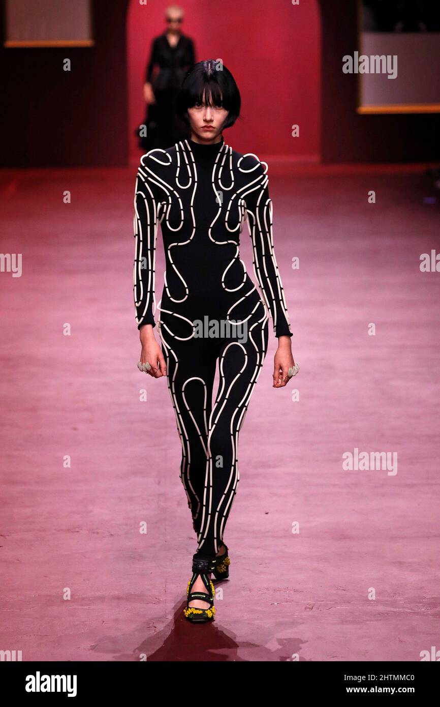 Paris, Frankreich. 1. März 2022. Models präsentieren die Kreationen von Christian Diors Herbst/Winter 2022 Ready-to-wear-Kollektionen während der Paris Fashion Week am 1. März 2022 in Paris, Frankreich. Quelle: Piero Biasion/Xinhua/Alamy Live News Stockfoto