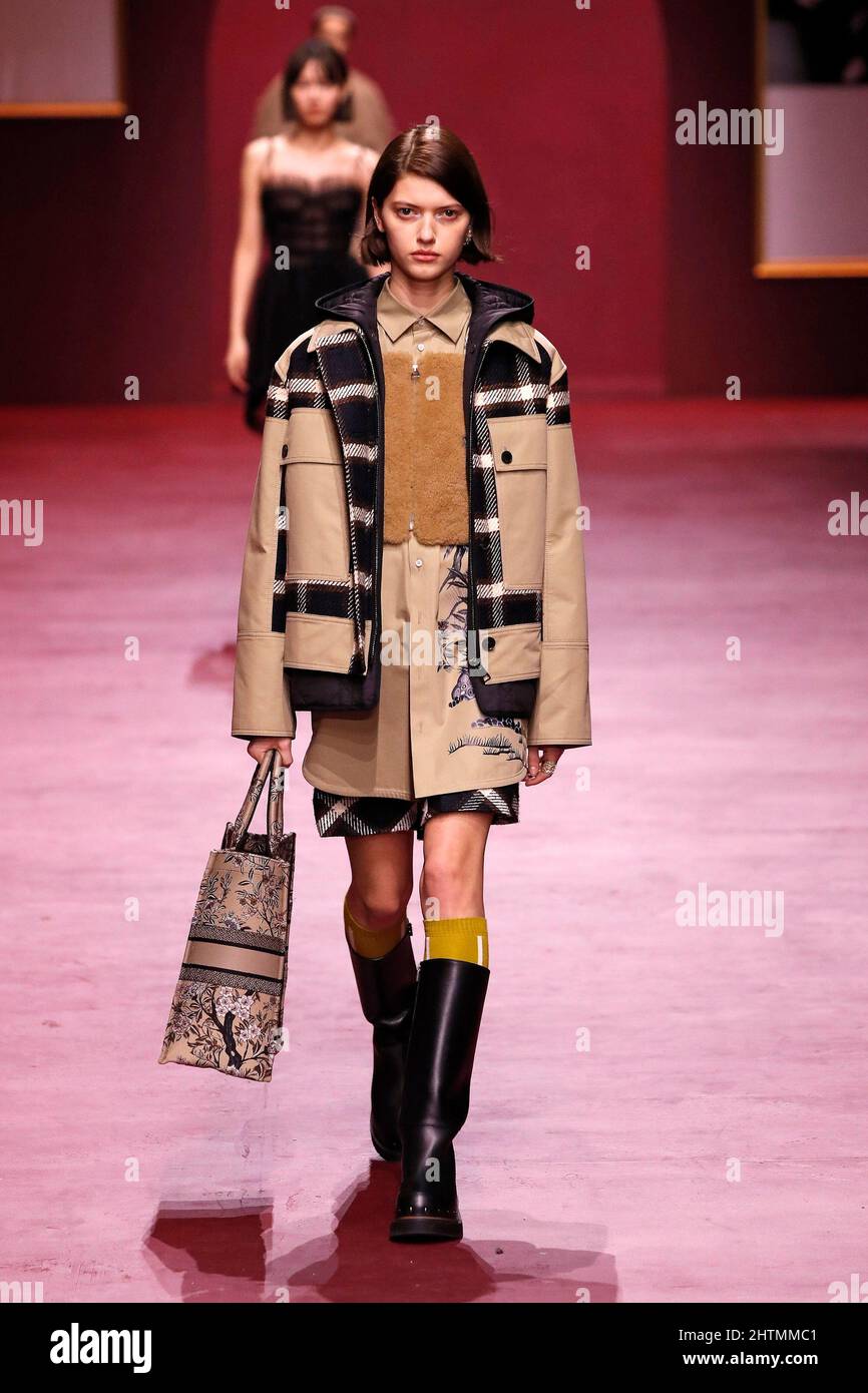 Paris, Frankreich. 1. März 2022. Models präsentieren die Kreationen von Christian Diors Herbst/Winter 2022 Ready-to-wear-Kollektionen während der Paris Fashion Week am 1. März 2022 in Paris, Frankreich. Quelle: Piero Biasion/Xinhua/Alamy Live News Stockfoto