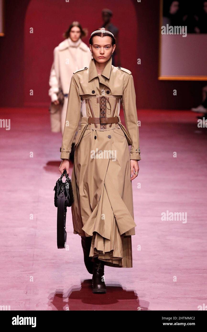 Paris, Frankreich. 1. März 2022. Models präsentieren die Kreationen von Christian Diors Herbst/Winter 2022 Ready-to-wear-Kollektionen während der Paris Fashion Week am 1. März 2022 in Paris, Frankreich. Quelle: Piero Biasion/Xinhua/Alamy Live News Stockfoto