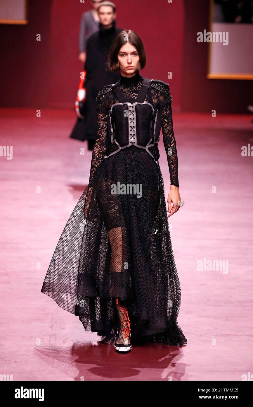 Paris, Frankreich. 1. März 2022. Models präsentieren die Kreationen von Christian Diors Herbst/Winter 2022 Ready-to-wear-Kollektionen während der Paris Fashion Week am 1. März 2022 in Paris, Frankreich. Quelle: Piero Biasion/Xinhua/Alamy Live News Stockfoto