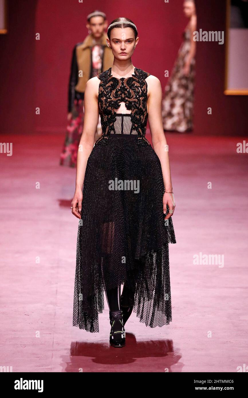 Paris, Frankreich. 1. März 2022. Models präsentieren die Kreationen von Christian Diors Herbst/Winter 2022 Ready-to-wear-Kollektionen während der Paris Fashion Week am 1. März 2022 in Paris, Frankreich. Quelle: Piero Biasion/Xinhua/Alamy Live News Stockfoto
