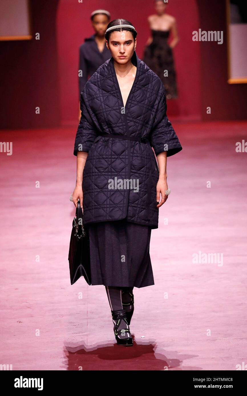 Paris, Frankreich. 1. März 2022. Models präsentieren die Kreationen von Christian Diors Herbst/Winter 2022 Ready-to-wear-Kollektionen während der Paris Fashion Week am 1. März 2022 in Paris, Frankreich. Quelle: Piero Biasion/Xinhua/Alamy Live News Stockfoto