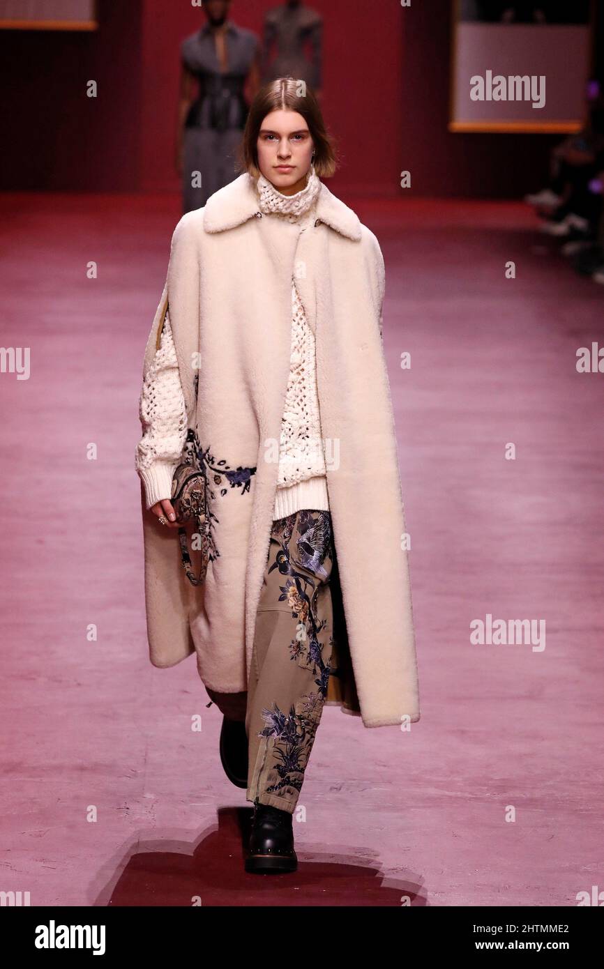 Paris, Frankreich. 1. März 2022. Ein Model präsentiert die Kreation von Christian Diors Herbst/Winter 2022 Ready-to-Wear-Kollektionen während der Paris Fashion Week am 1. März 2022 in Paris, Frankreich. Quelle: Piero Biasion/Xinhua/Alamy Live News Stockfoto