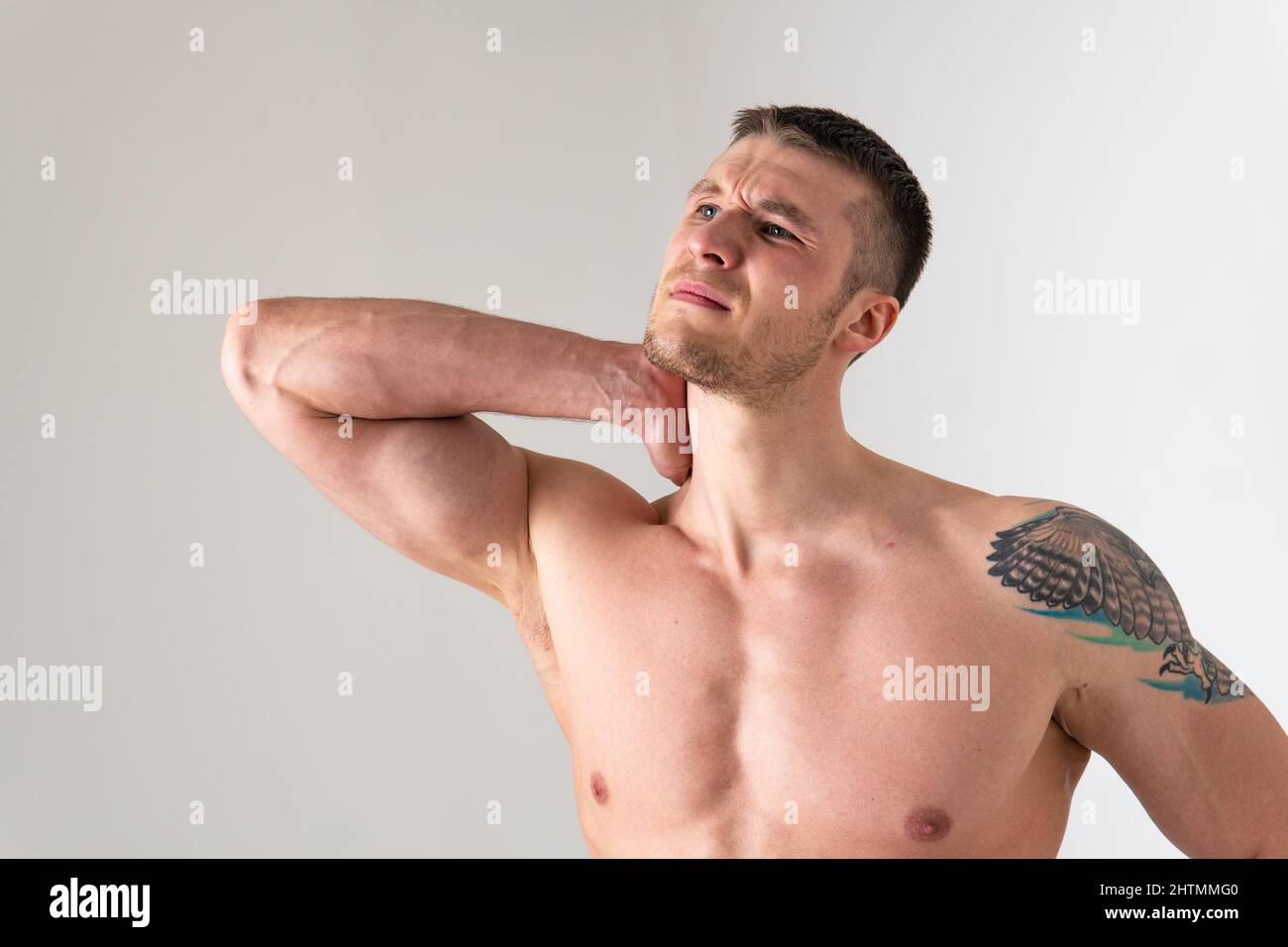 Die Muskeln des Halses bei einem Mann auf weißem Hintergrund sind verletzt wund Verletzungen, krank krank isoliert Hintergrund menschlichen Ausdruck. Berührende Lendenwirbelkrankheit Stockfoto