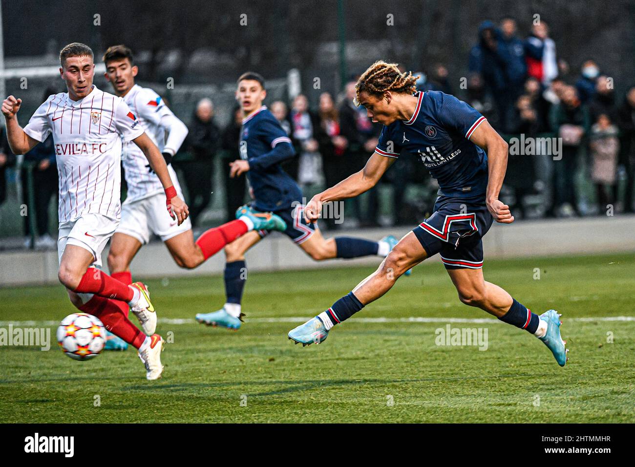 Saint-Germain-en-Laye, Frankreich, 1. März 2022, Xavi Simons von PSG dreht während der UEFA Youth League (U19), einer Runde des Fußballspiels von 16 zwischen Paris Saint-Germain (PSG) und Sevilla FC (Juvenil A) am 1. März 2022 im Georges Lefevre Stadion in Saint-Germain-en-Laye, Frankreich. Stockfoto