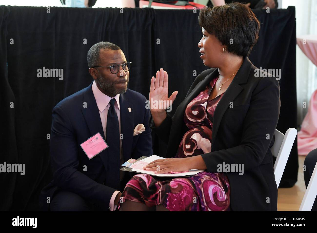 Washington, Usa. 01. März 2022. Der Bürgermeister von DC, Muriel Bowser (R), wurde während der Pressekonferenz des National Cherry Blossom Festivals beim National Park Service in Washington gesehen. Kredit: SOPA Images Limited/Alamy Live Nachrichten Stockfoto