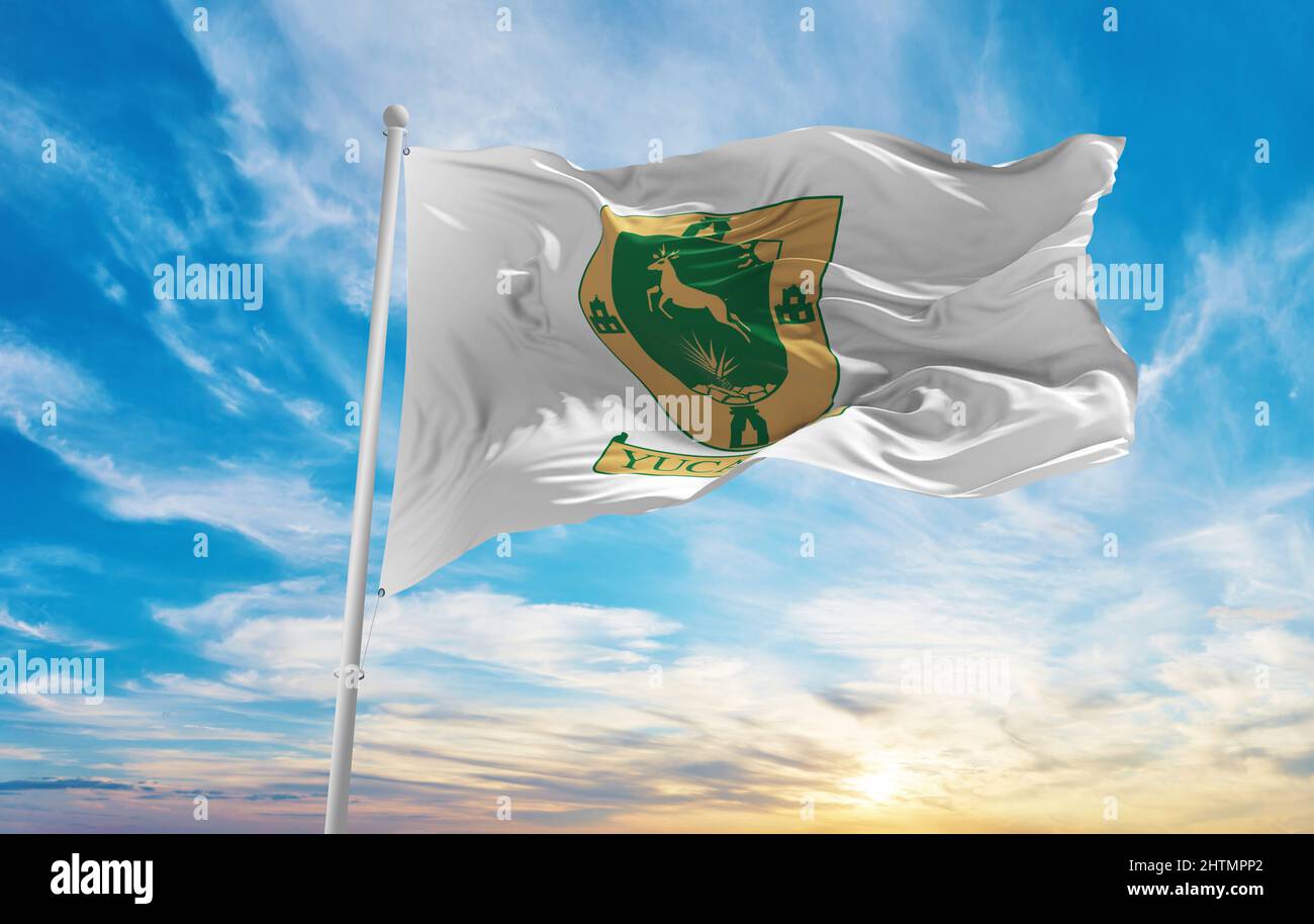 Flagge von Yucatan , Mexiko bei bewölktem Himmel Hintergrund bei Sonnenuntergang, Panoramablick. Mexikanisches Reise- und Patriot-Konzept. Platz zum Kopieren für breites Banner. 3D illust Stockfoto