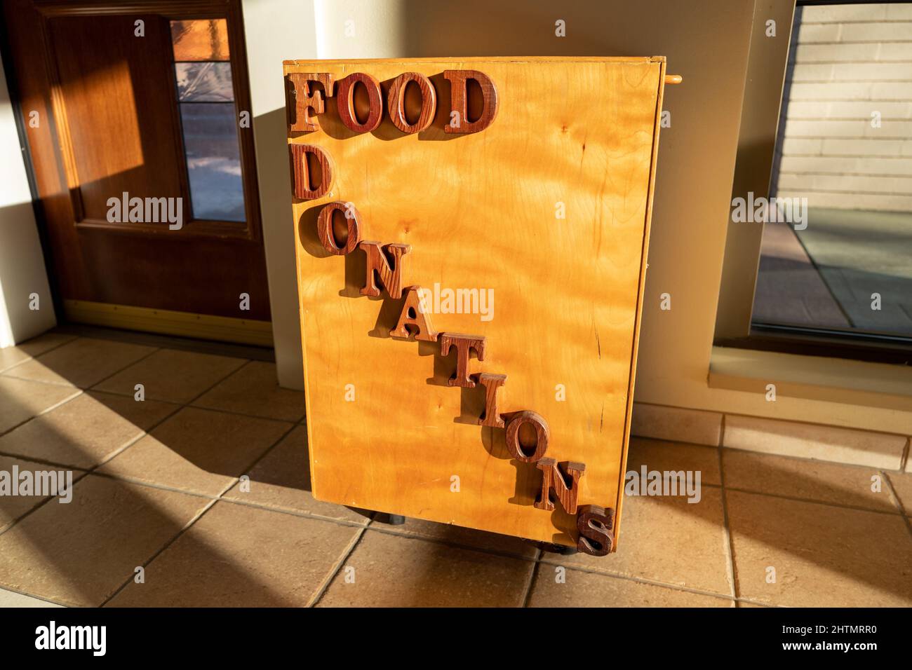 Holzkiste mit geschnitzten Briefen, in denen Lebensmittelspenden im Foyer einer Synagoge in Lafayette, Kalifornien, gelesen werden, 20. Januar 2022. Stockfoto