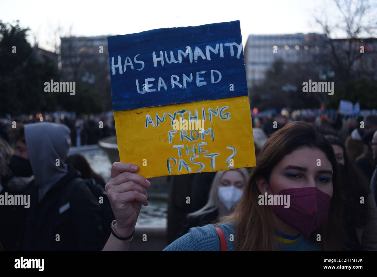 Athen, Attiki, Griechenland. 1. März 2022. Anti-Kriegs-Kundgebung und Zusammenkunft von Unterstützung und Solidarität mit dem ukrainischen Volk auf dem Syntagma-Platz. (Bild: © Dimitrios Karvountzis/Pacific Press via ZUMA Press Wire) Stockfoto Athen, Attiki, Griechenland. 1. März 2022. Anti-Kriegs-Kundgebung und Zusammenkunft von Unterstützung und Solidarität mit dem ukrainischen Volk auf dem Syntagma-Platz. (Bild: © Dimitrios Karvountzis/Pacific Press via ZUMA Press Wire) Stockfoto