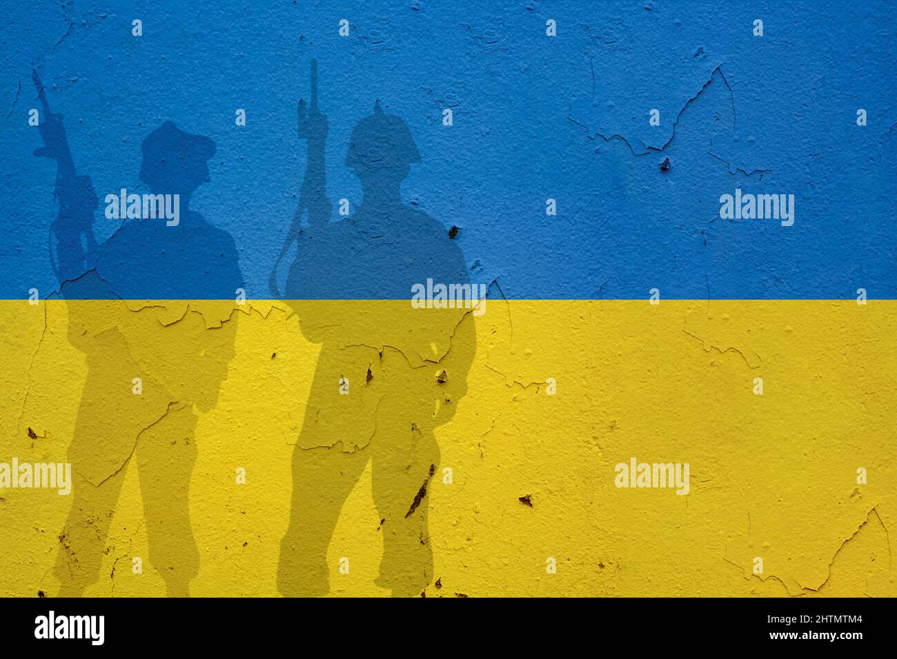 Ukrainische Flagge auf Mauer und Schatten der Soldaten. Ukraine-Kriegskonzept Stockfoto