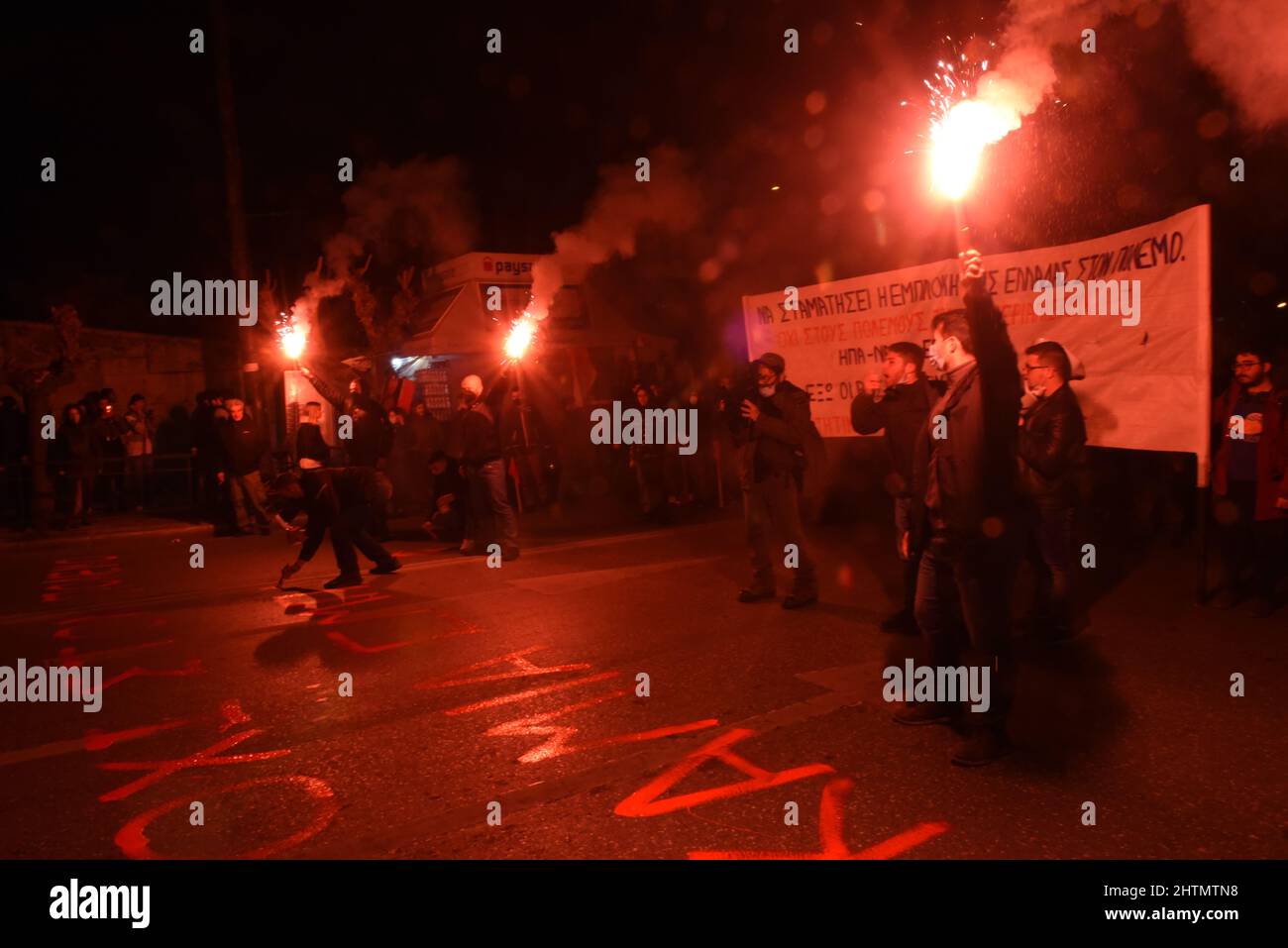 Athen, Attiki, Griechenland. 1. März 2022. Studenten marschierten in den Hauptstraßen Athens und drängten Griechenland, sich sofort von den imperialistischen Rivalitäten zwischen den USA, der NATO, der EU und Russland zu lösen. (Bild: © Dimitrios Karvountzis/Pacific Press via ZUMA Press Wire) Stockfoto