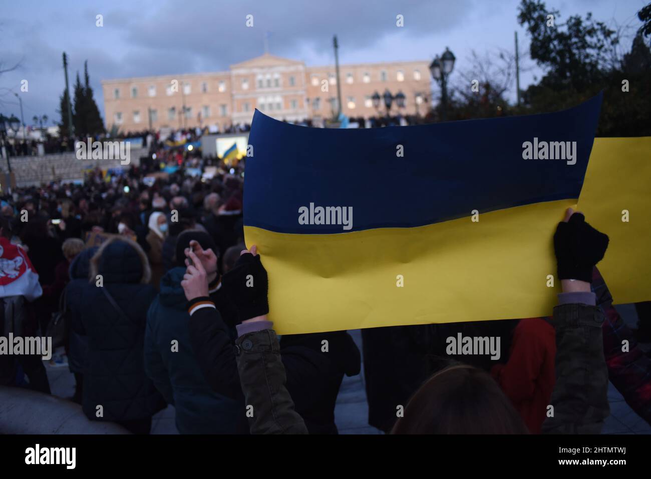 Athen, Attiki, Griechenland. 1. März 2022. Anti-Kriegs-Kundgebung und Zusammenkunft von Unterstützung und Solidarität mit dem ukrainischen Volk auf dem Syntagma-Platz. (Bild: © Dimitrios Karvountzis/Pacific Press via ZUMA Press Wire) Stockfoto Athen, Attiki, Griechenland. 1. März 2022. Anti-Kriegs-Kundgebung und Zusammenkunft von Unterstützung und Solidarität mit dem ukrainischen Volk auf dem Syntagma-Platz. (Bild: © Dimitrios Karvountzis/Pacific Press via ZUMA Press Wire) Stockfoto