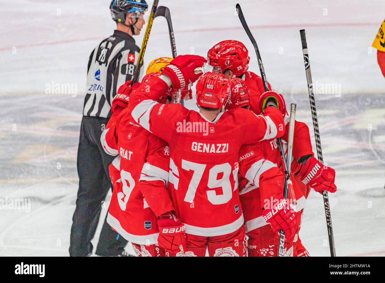 Lausanne, Vaudoise Arena, Schweiz. 1. März 2022. Lausanne Schweiz, 03/01/2022: Das Lausanne HC Team feiert während des Spiels 52. der Schweizer Nationalliga 2021-2022 mit dem Lausanne HC und SCL Tigers (Bildquelle: © Eric Dubost/Pacific Press via ZUMA Press Wire) Stockfoto