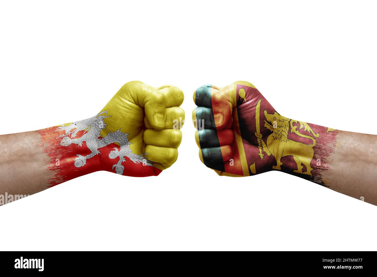Zwei Hände schlagen sich gegenseitig auf weißem Hintergrund zu. Länderflaggen bemalten Fäuste, Konfliktkrisenkonzept zwischen bhutan und sri lanka Stockfoto