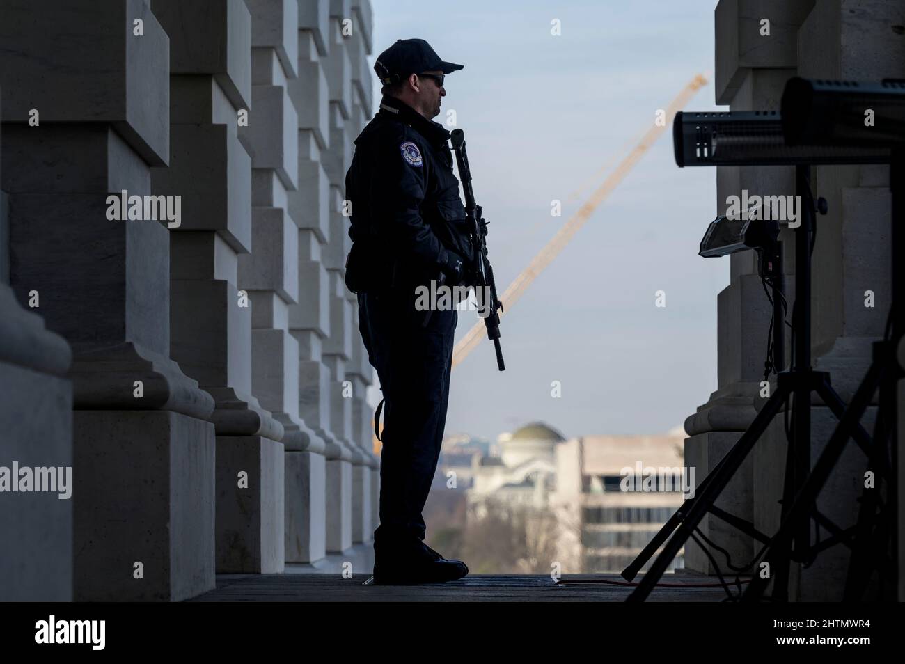 1. März 2022, Washington, District of Columbia, USA: Ein Offizier der United States Capitol Police (USCP) mit einem Sturmgewehr steht vor der Rede zum Bundesstaat der Union auf dem Capitol. (Bild: © Michael Brochstein/ZUMA Press Wire) Stockfoto