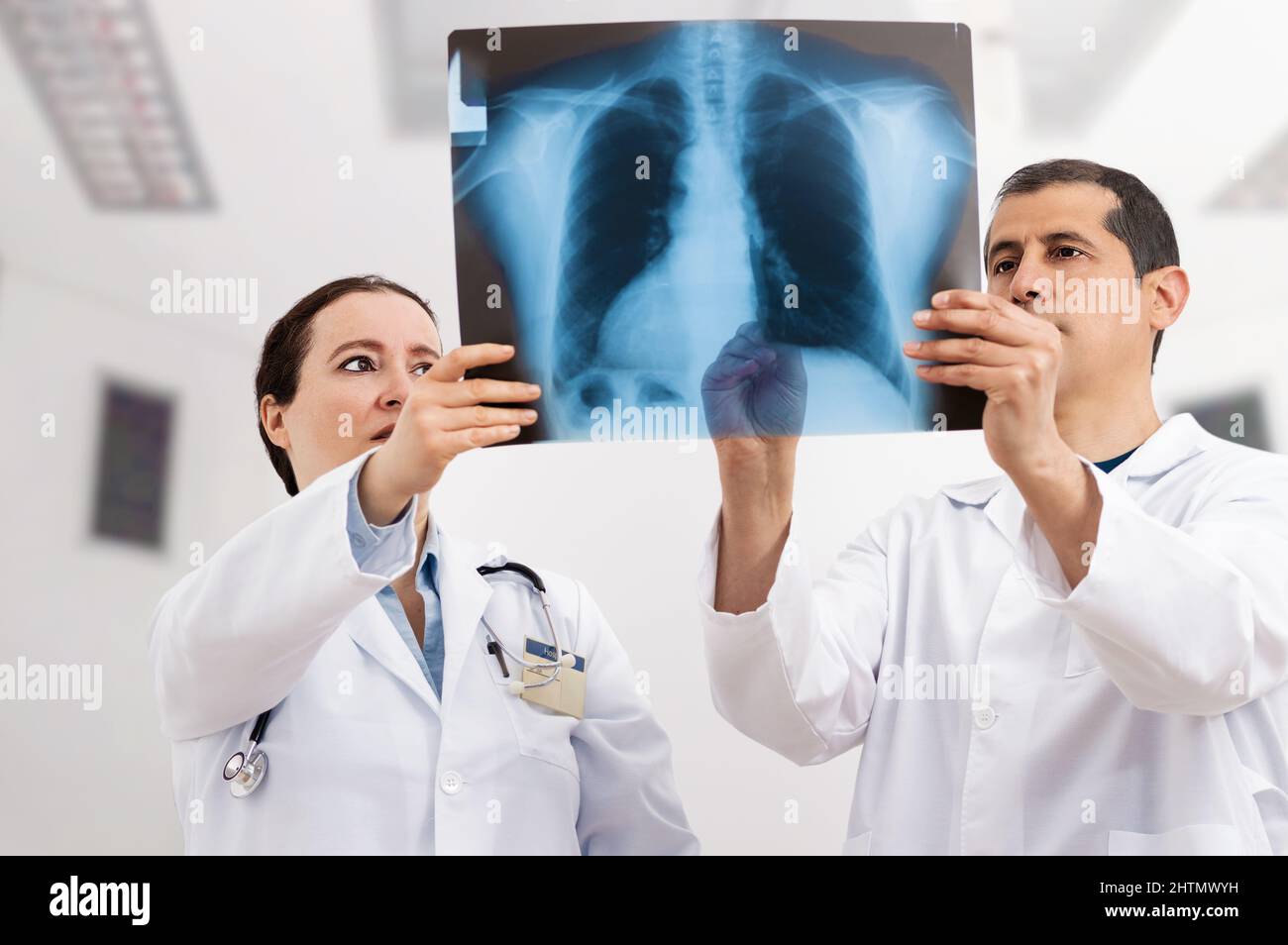 Aufnahme von zwei Ärzten, die die Ergebnisse einer Röntgenaufnahme im Krankenhaus besprechen Stockfoto