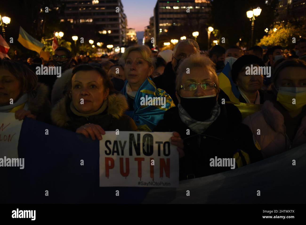 Athen, Attiki, Griechenland. 1. März 2022. Anti-Kriegs-Kundgebung und Zusammenkunft von Unterstützung und Solidarität mit dem ukrainischen Volk auf dem Syntagma-Platz. (Bild: © Dimitrios Karvountzis/Pacific Press via ZUMA Press Wire) Stockfoto Athen, Attiki, Griechenland. 1. März 2022. Anti-Kriegs-Kundgebung und Zusammenkunft von Unterstützung und Solidarität mit dem ukrainischen Volk auf dem Syntagma-Platz. (Bild: © Dimitrios Karvountzis/Pacific Press via ZUMA Press Wire) Stockfoto