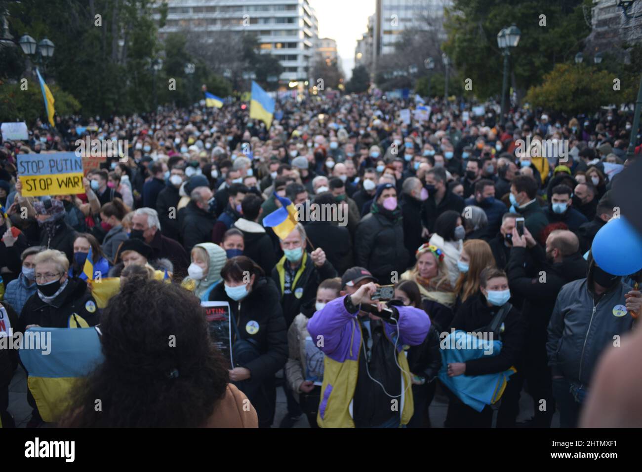 Athen, Attiki, Griechenland. 1. März 2022. Anti-Kriegs-Kundgebung und Zusammenkunft von Unterstützung und Solidarität mit dem ukrainischen Volk auf dem Syntagma-Platz. (Bild: © Dimitrios Karvountzis/Pacific Press via ZUMA Press Wire) Stockfoto Athen, Attiki, Griechenland. 1. März 2022. Anti-Kriegs-Kundgebung und Zusammenkunft von Unterstützung und Solidarität mit dem ukrainischen Volk auf dem Syntagma-Platz. (Bild: © Dimitrios Karvountzis/Pacific Press via ZUMA Press Wire) Stockfoto
