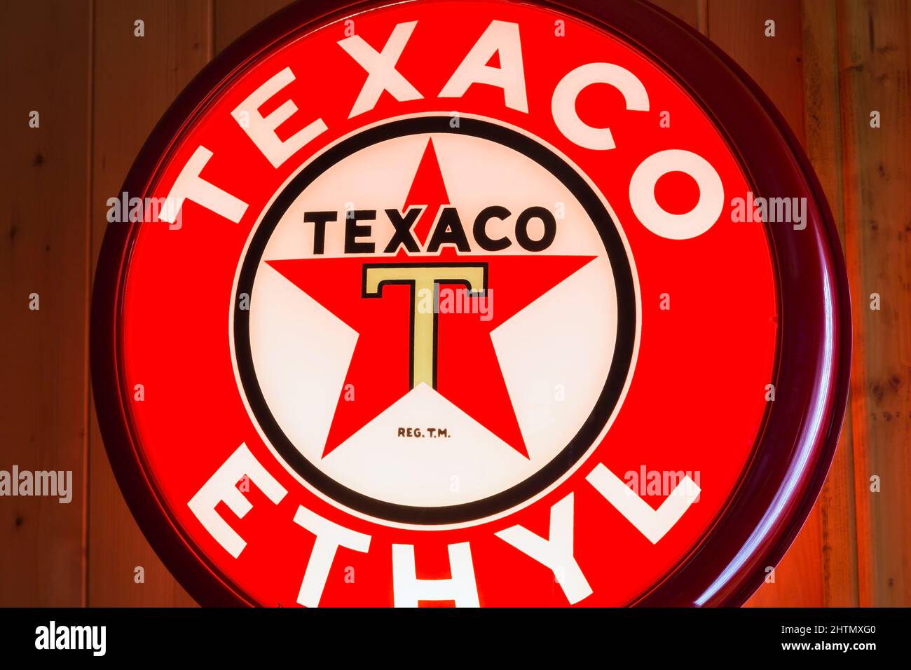 Vintage beleuchtet rund Neon Texaco Öl Firma Werbeschild für Ethyl. Stockfoto Vintage beleuchtet rund Neon Texaco Öl Firma Werbeschild für Ethyl. Stockfoto