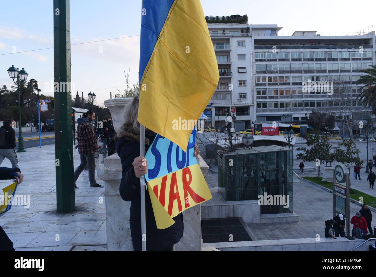 Athen, Attiki, Griechenland. 1. März 2022. Anti-Kriegs-Kundgebung und Zusammenkunft von Unterstützung und Solidarität mit dem ukrainischen Volk auf dem Syntagma-Platz. (Bild: © Dimitrios Karvountzis/Pacific Press via ZUMA Press Wire) Stockfoto Athen, Attiki, Griechenland. 1. März 2022. Anti-Kriegs-Kundgebung und Zusammenkunft von Unterstützung und Solidarität mit dem ukrainischen Volk auf dem Syntagma-Platz. (Bild: © Dimitrios Karvountzis/Pacific Press via ZUMA Press Wire) Stockfoto